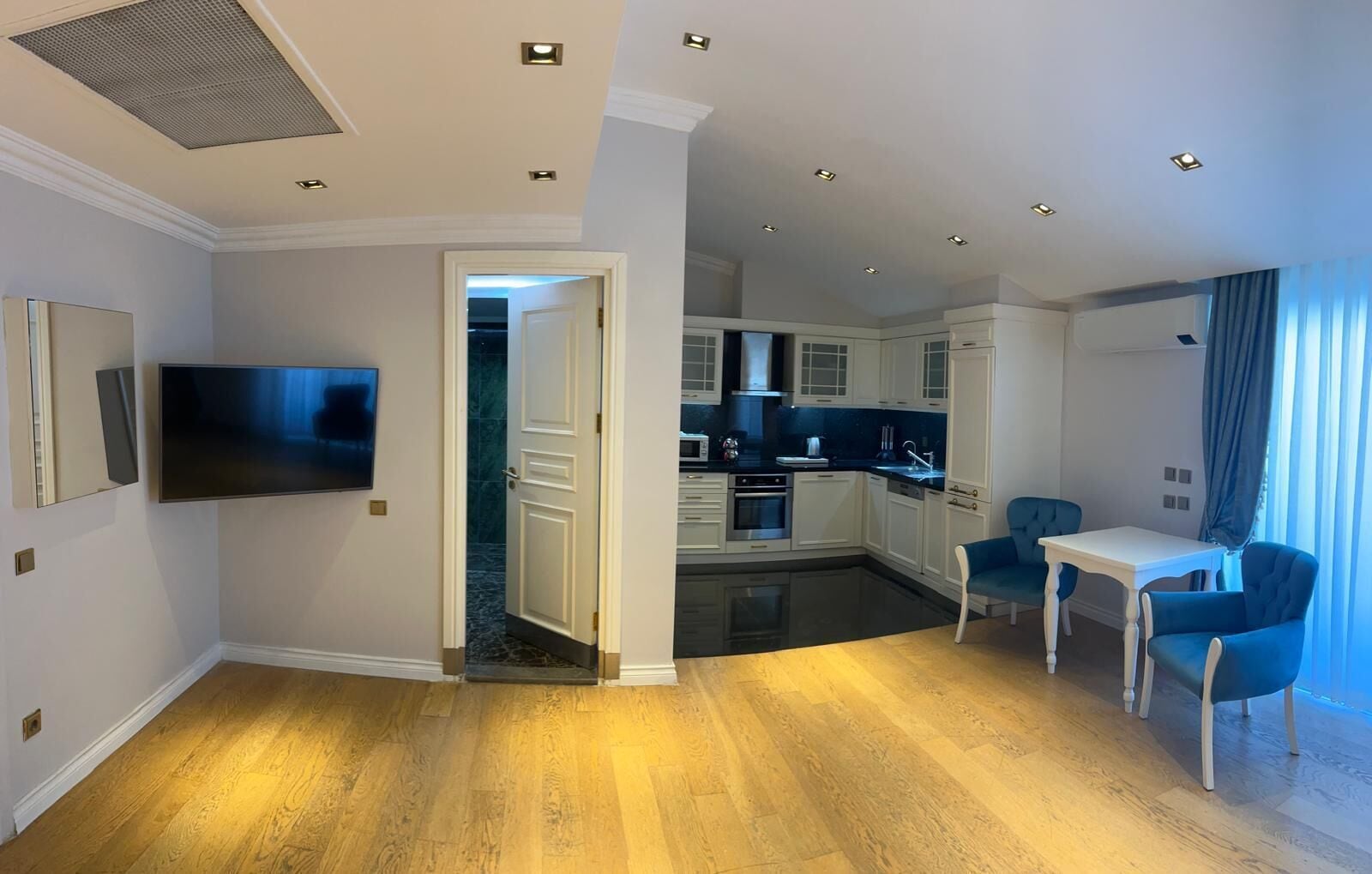 standard room, 1 king bed | in-room safe, soundproofing, iron/ironing board, free wifi