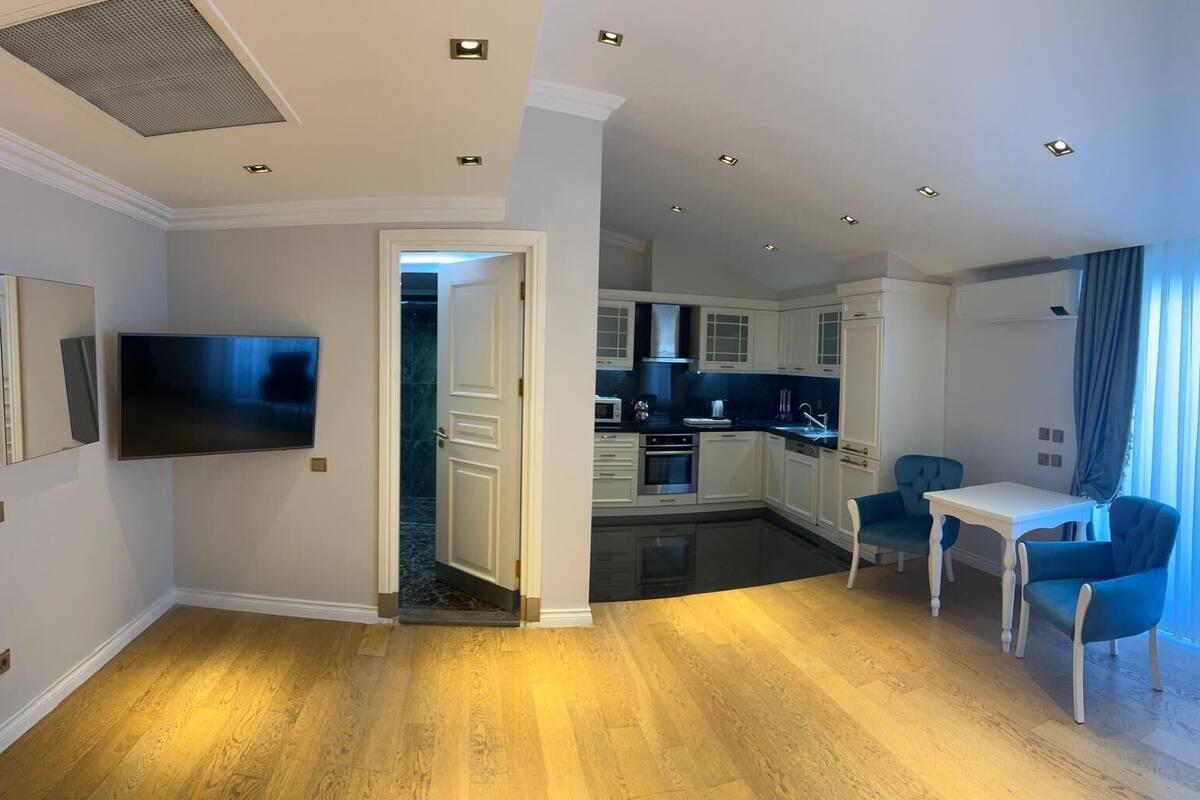 standard room, 1 king bed | in-room safe, soundproofing, iron/ironing board, free wifi