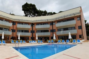 Outdoor pool, pool loungers