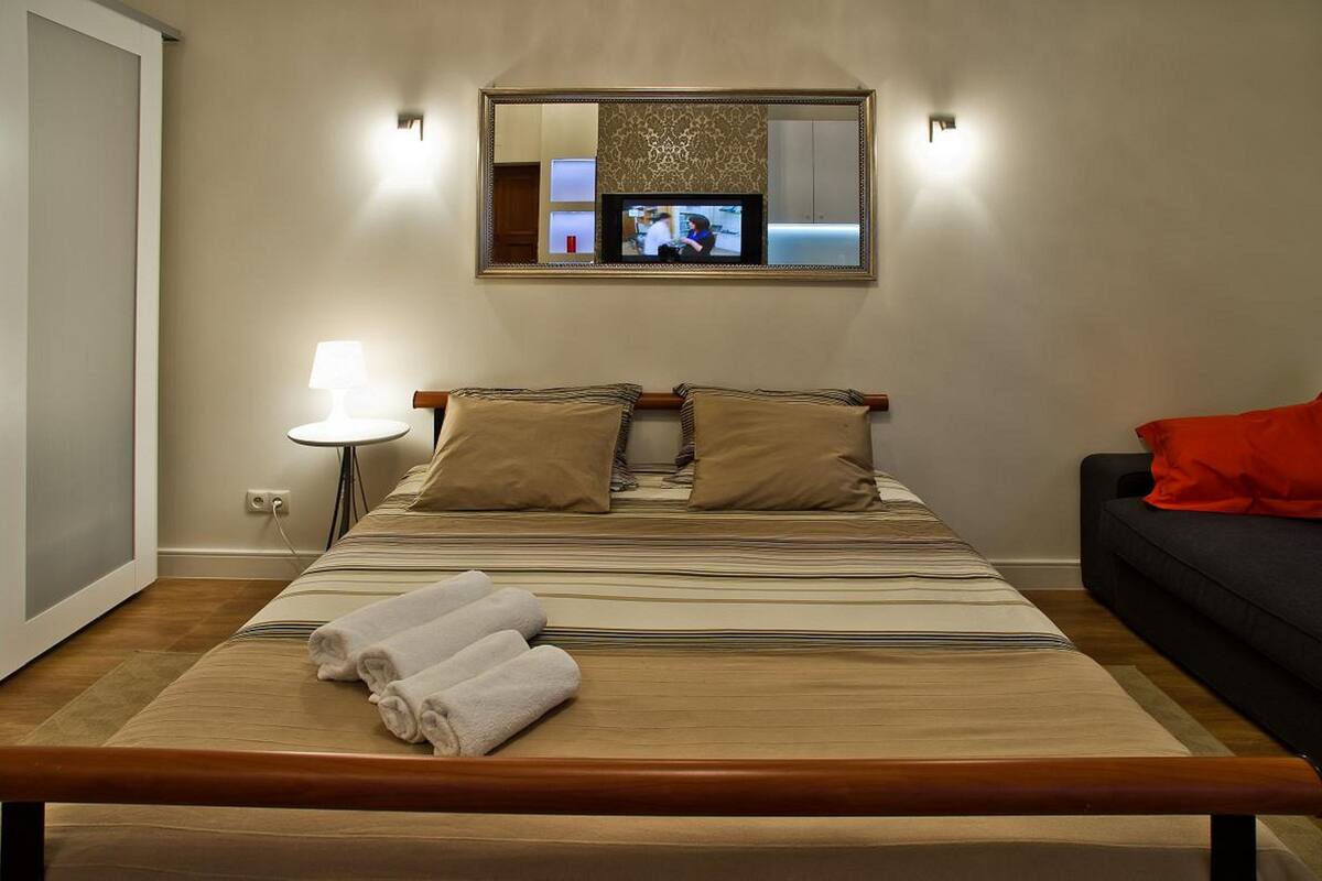 Escritorio, tabla de planchar con plancha, wifi gratis y ropa de cama 