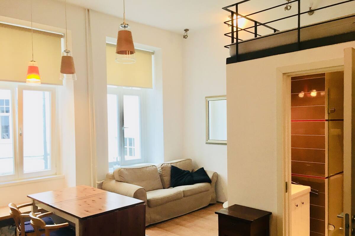 Escritorio, tabla de planchar con plancha, wifi gratis y ropa de cama 