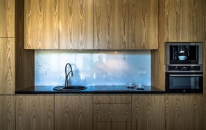 Appartement (Prestige) | Cuisinette privée | Réfrigérateur grande capacité avec congélateur, un four