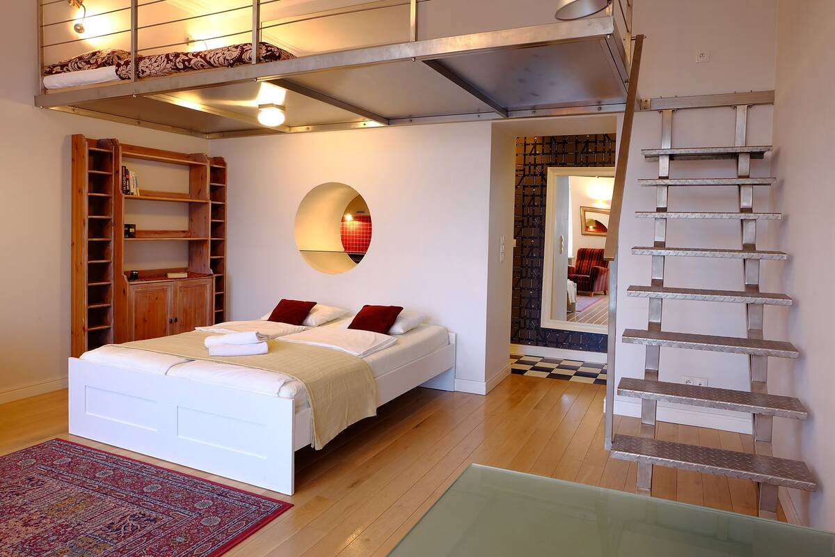 Escritorio, tabla de planchar con plancha, wifi gratis y ropa de cama 