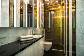 Apartamento (Prestige) | Baño | Ducha, artículos de higiene personal gratuitos y secador de pelo