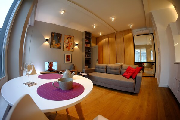 Premier Apartment | Living area | Flat-screen TV - Residence Okólnik Apartments (Warsaw)