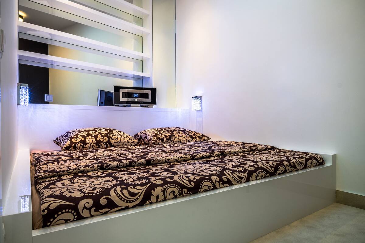 Escritorio, tabla de planchar con plancha, wifi gratis y ropa de cama 
