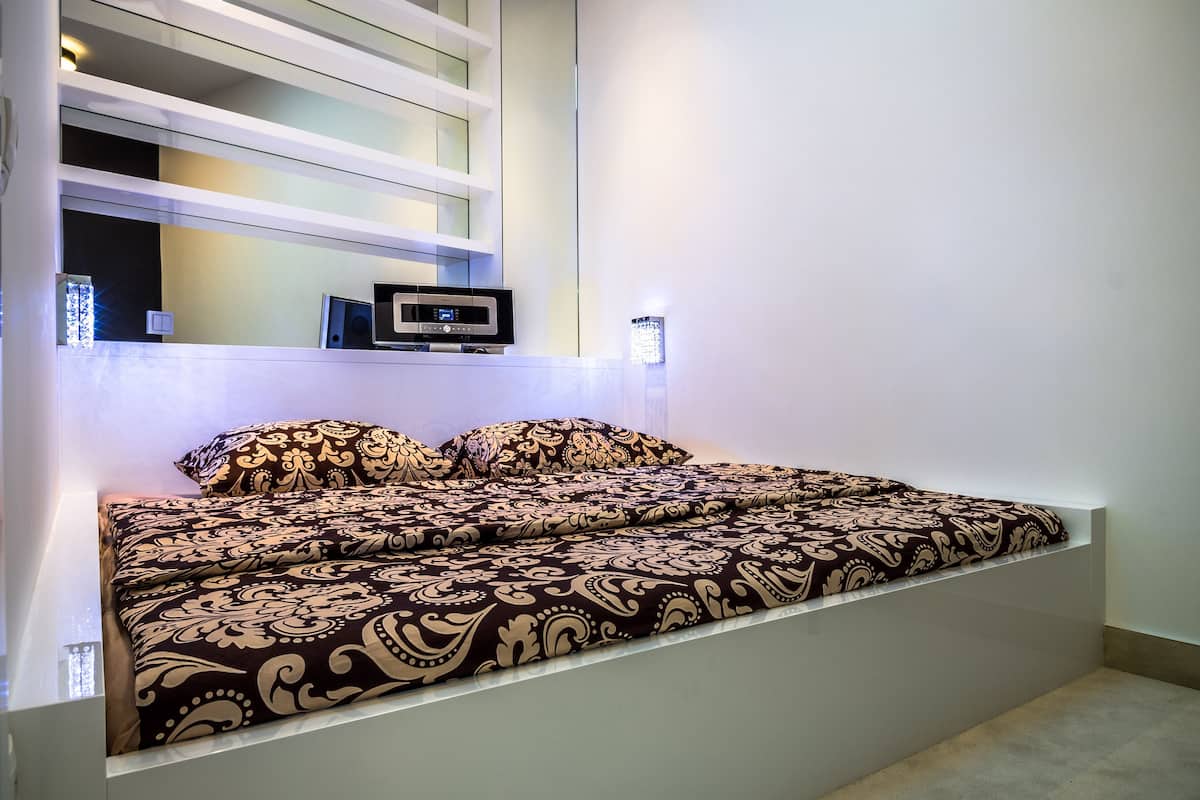 Apartment (Prestige) | Desk, iron/ironing board, free WiFi, bed sheets