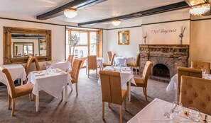2 restaurants, breakfast, lunch, dinner served; British cuisine - The Wheatsheaf Hotel (Newport)