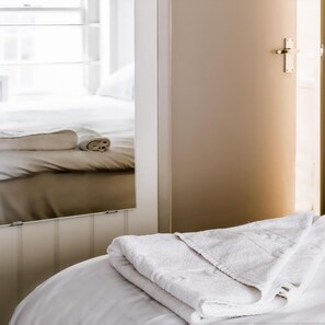 1 bedroom, in-room safe, soundproofing, free WiFi - The Wheatsheaf Hotel (Newport)
