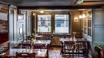 2 restaurants; ze serveren er ontbijt, lunch en diner