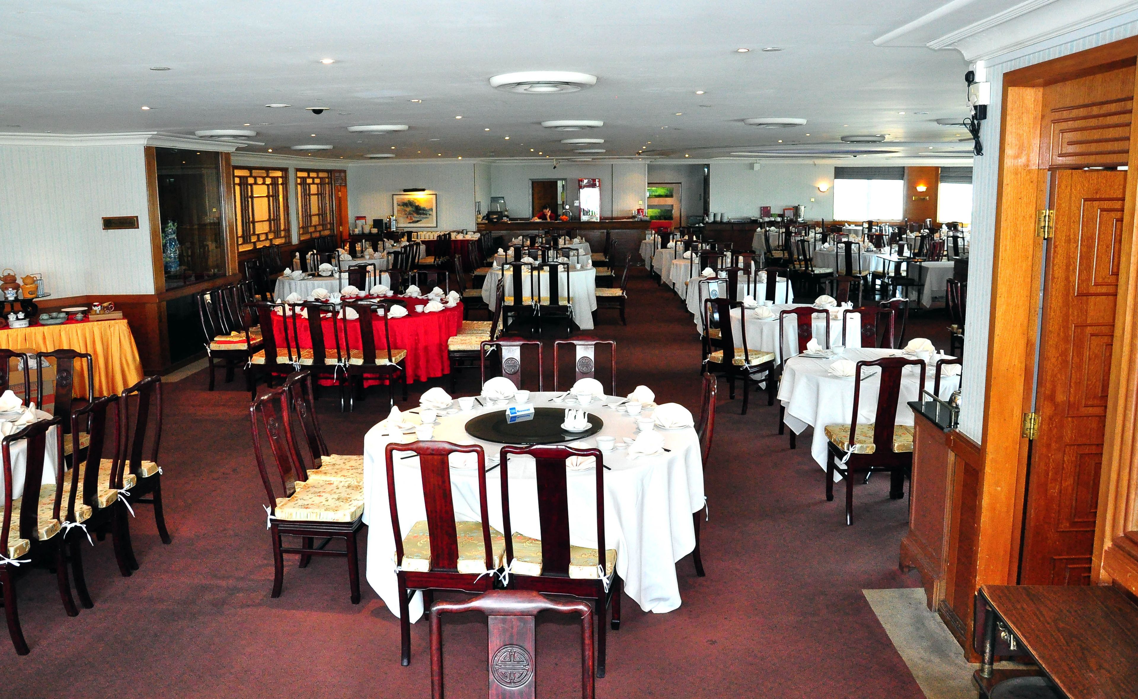 2 restaurants, breakfast, lunch, dinner served; international cuisine