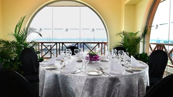 2 restaurants, breakfast, lunch, dinner served; international cuisine