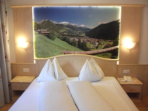 Chambre Double Tradition, non-fumeurs, balcon | Literie de qualité supérieure, coffres-forts dans les chambres, bureau