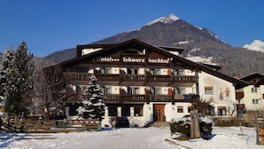 Een hotel met een bord waarop staat: Hotel Schwarz b. b. b. b. b. b. b. b. b. b. b. b. b. b. b. b. b. b. b. b. b. b. b. b. b. b. b. b. b. b. b. b. b. b. b. b. b. b. b. b. b. b. b. b. b. b. b. b. b. b. b. b. b. b. b. b. b. b. b. b. b. b. b. b. b. b. b. b. b. b. b. b. b. b. b. b. b.