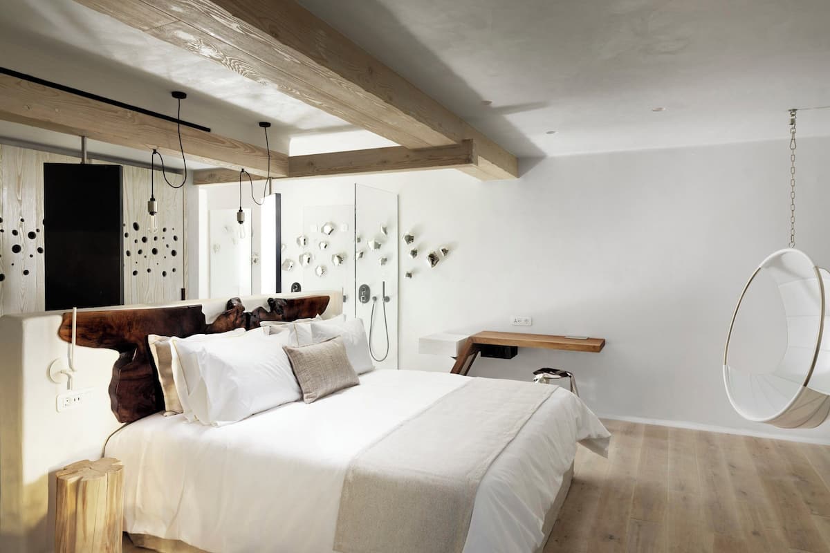 Vista Suite With Panoramic View & Outdoor Hot Tub | 1 bedroom, Egyptian cotton sheets, premium bedding, minibar