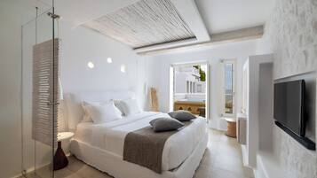 Deluxe Room, Hot Tub, Partial Sea View | Egyptian cotton sheets, premium bedding, minibar, in-room safe
