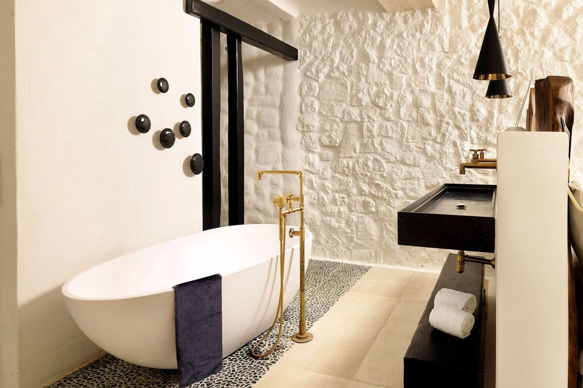 design suite, hot tub, sea view | bathroom | hair dryer, bathrobes, slippers, towels