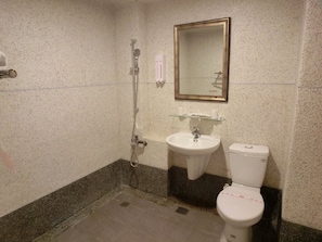 Un baño con ducha, lavabo e inodoro.