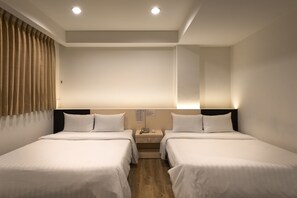 Chambre Quadruple | Literie de qualité supérieure, bureau, Wi-Fi gratuit