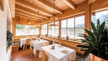 Frühstück, Mittagessen, Abendessen, lokale Küche