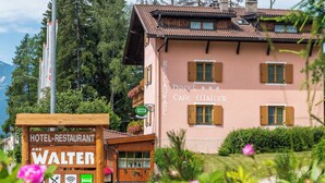 A hotel named "Walter" with a signboard indicating it offers a restaurant and cafe. - Hotel Ristorante Walter (San Candido)