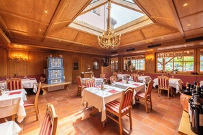 供应早餐、午餐和晚餐，地方菜