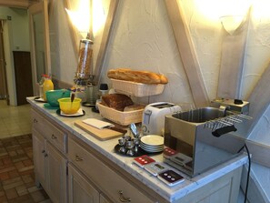 Free daily continental breakfast  - Auberge Saint Martin (Vresse-sur-Semois)