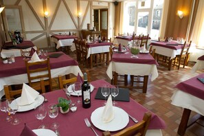 2 restaurants, lunch, dinner served; French cuisine  - Auberge Saint Martin (Vresse-sur-Semois)