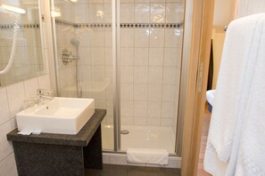 Habitación triple Confort | Baño | Ducha y cabezal de ducha tipo lluvia