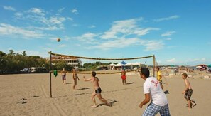 A beach volleyball game with players and a net. - Eurobeach Residence (Cavallino-Treporti)