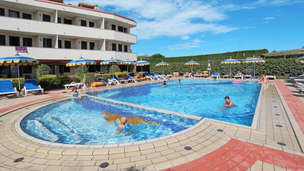 A hotel pool area with multiple pools, sun loungers, and umbrellas. - Eurobeach Residence (Cavallino-Treporti)