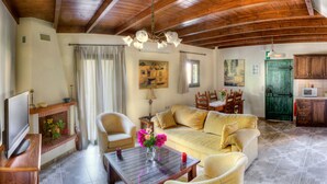 วิลล่า, 2 ห้องนอน (semi-detached) | บริเวณนั่งเล่น | ทีวีจอแบน, เตาผิง, เครื่องเล่นดีวีดี