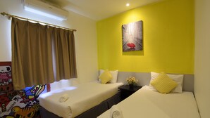 Una habitación de hotel con dos camas, un cuadro en la pared y una ventana con cortinas.