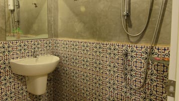 Shower, perlengkapan mandi gratis, dan handuk