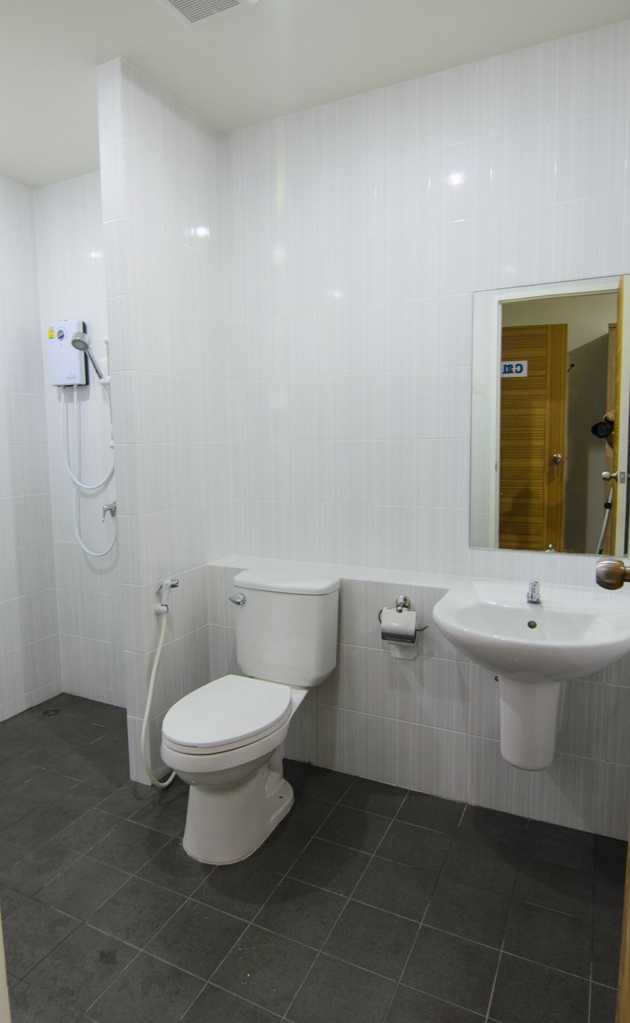 Deluxe Room, 1 Bedroom | Bathroom | Shower, free toiletries, towels