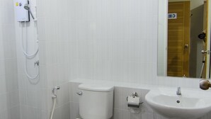 Un baño moderno con inodoro, ducha y lavamanos.