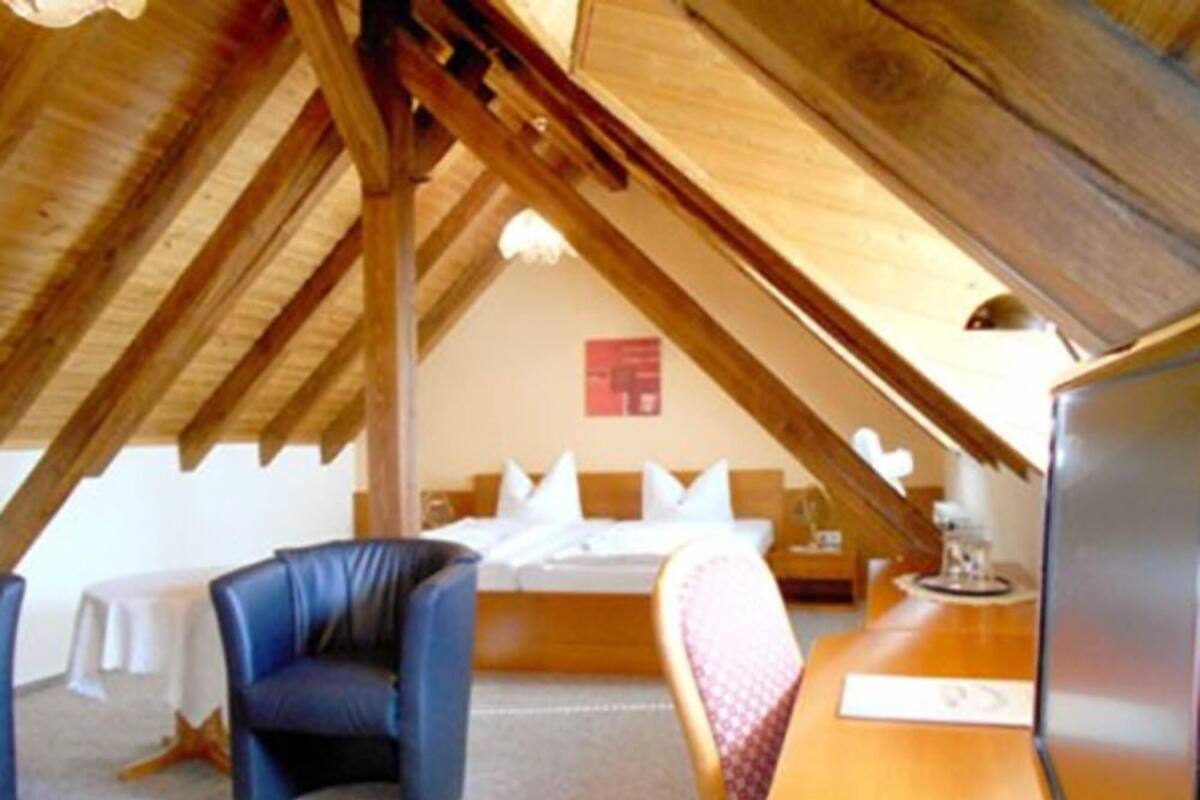 1 bedroom, individually decorated, desk, iron/ironing board