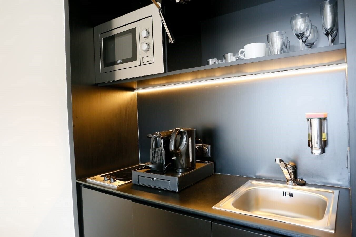 Frigorífico, microondas, placa de cocina y lavavajillas