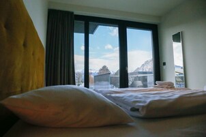 Caja de seguridad en la habitación y escritorio 