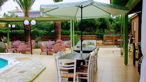 Outdoor pool, open 10:00 AM to 8:00 PM, pool umbrellas, pool loungers - Ambrosia Hotel (Hersonissos)