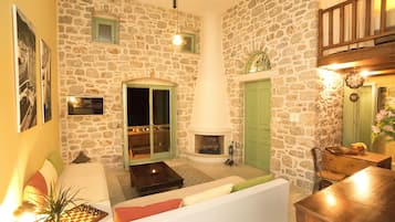 Family Suite, Jetted Tub (Ilios) | Living area