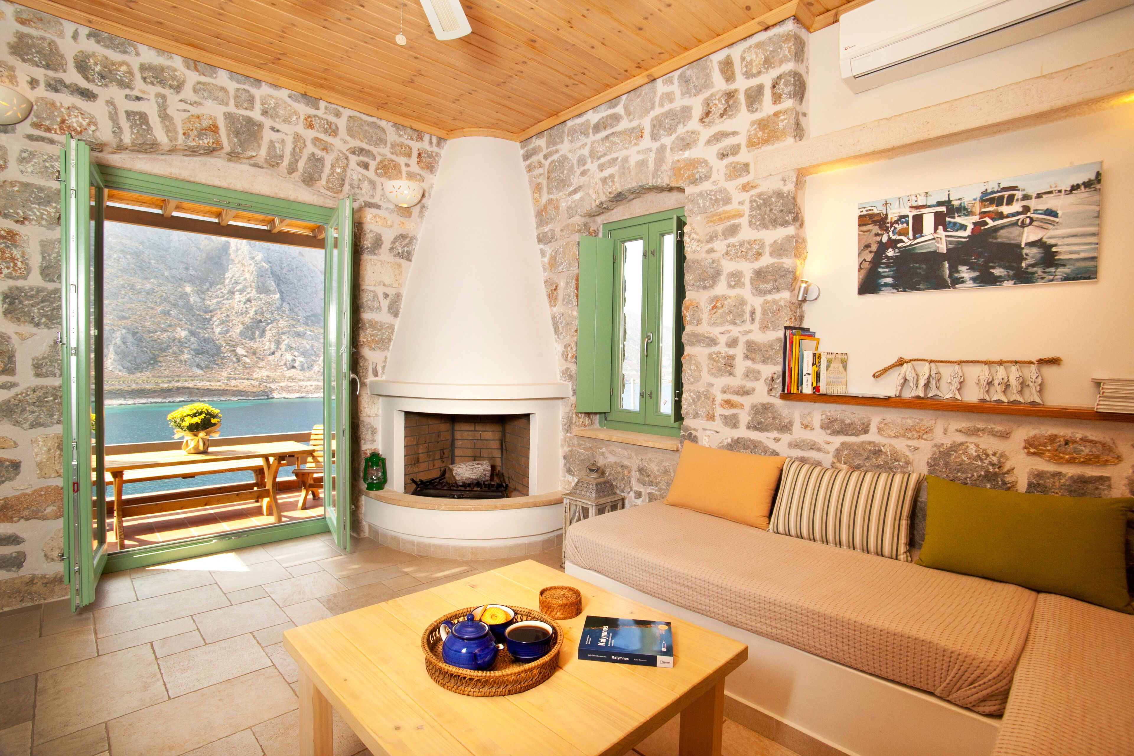 Studio Luxe, baignoire à jets | Salle de séjour | Télévision à écran plat de 32 pouces avec chaînes par satellite