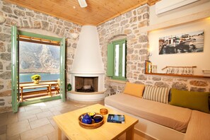 奢华开间, 按摩浴缸 | 客厅 | 32-英寸纯平电视 （配备卫星频道）、LED 电视