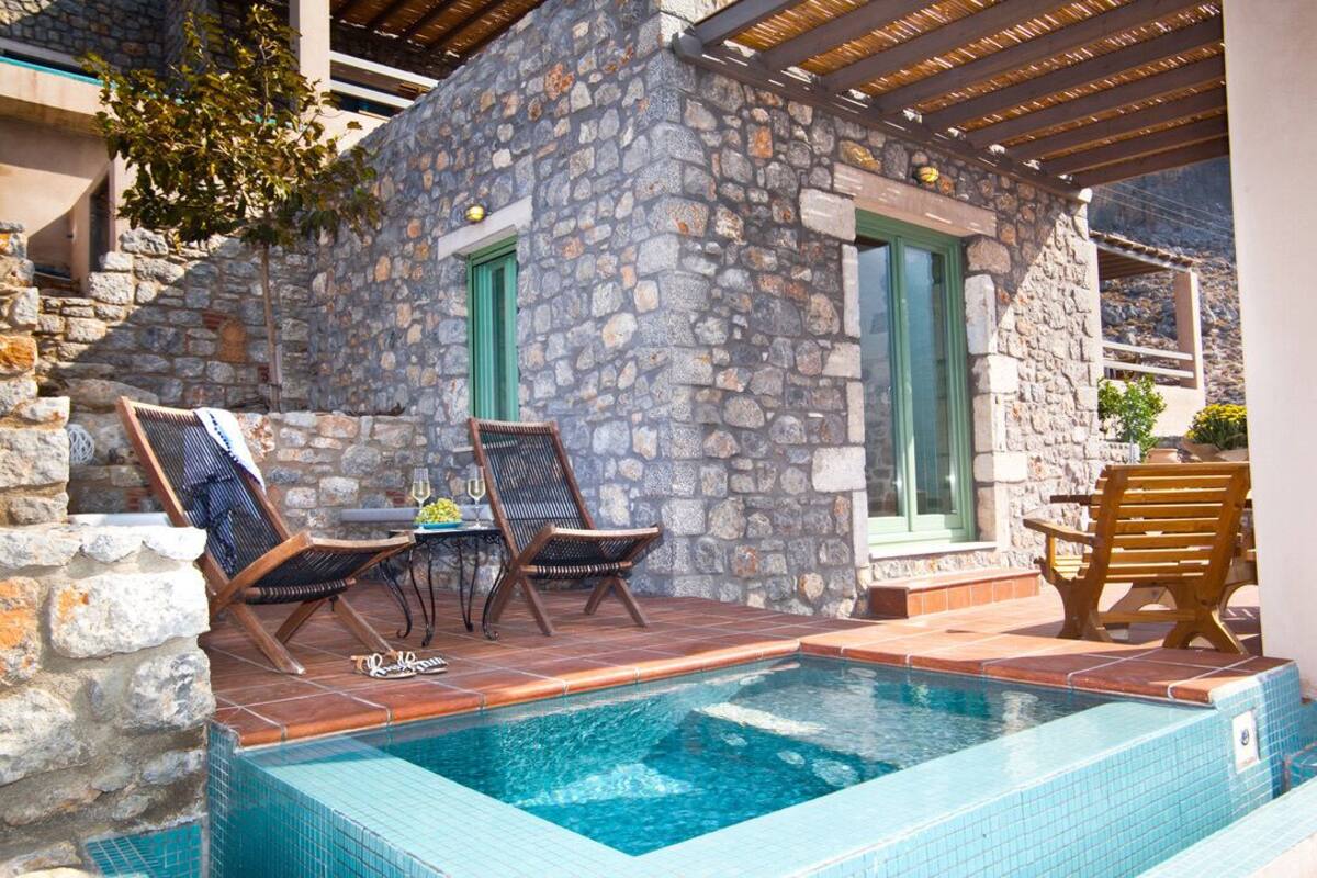 Luxury Studio, Jetted Tub | 1 bedroom, in-room safe, desk, laptop workspace