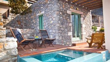 Luxury Studio, Jetted Tub | In-room safe, desk, laptop workspace, soundproofing
