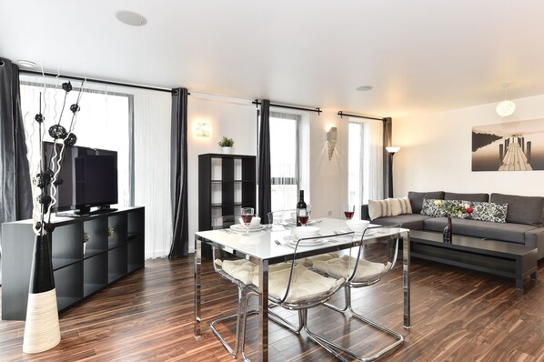 Flat-screen TV, DVD player - Tower Bridge Superior Apartments (London)