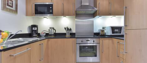 Full-size fridge, microwave, oven, stovetop