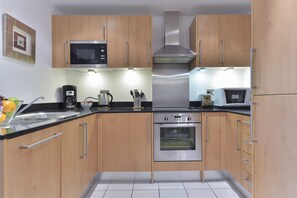 Full-size fridge, microwave, oven, stovetop - Tower Bridge Superior Apartments (London)