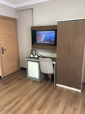 Deluxe Double Room | Minibar, in-room safe, laptop workspace, soundproofing