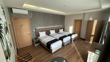 Deluxe-værelse til 3 personer | Minibar, pengeskab på værelset, arbejdsområde til bærbare computere